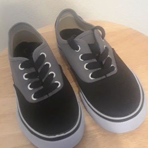 Gently used boys Airwalk shoes